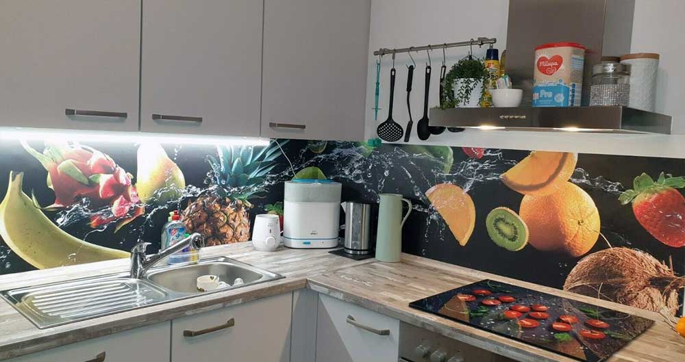 Nachher: neue Küchenrückwand-Folie in tropischen Früchte Design