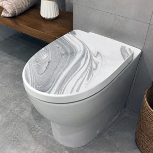 WC-Deckel vor der Verklebung des Marmoroptik-Aufklebers