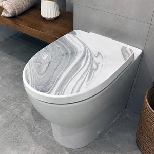 WC-Deckel-Aufkleber Marmoroptik nach der Verklebung