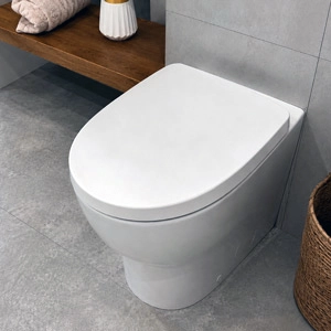 WC-Deckel vor der Verklebung des Marmoroptik-Aufklebers