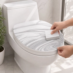 WC-Deckel-Aufkleber blasenfrei von der Mitte nach außen andrücken