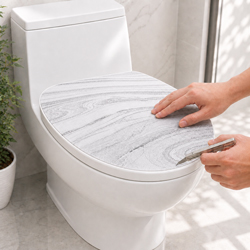 Überstehende Ränder des WC-Deckel-Aufklebers sauber zuschneiden