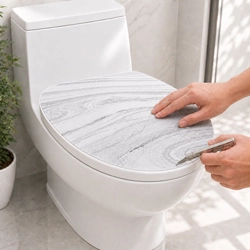 Überstehende Ränder des WC-Deckel-Aufklebers sauber zuschneiden