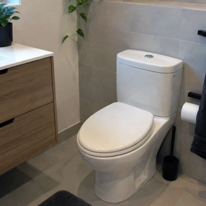 WC-Deckel vor der Verklebung des Steinoptik-Aufklebers