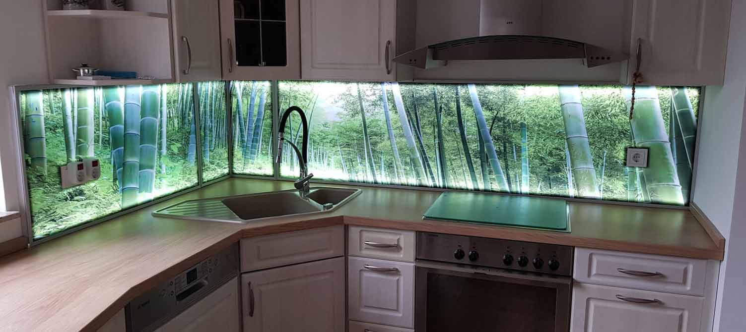 Nachher: neue transparente Küchenrückwand-Folie hinter Acrylglas