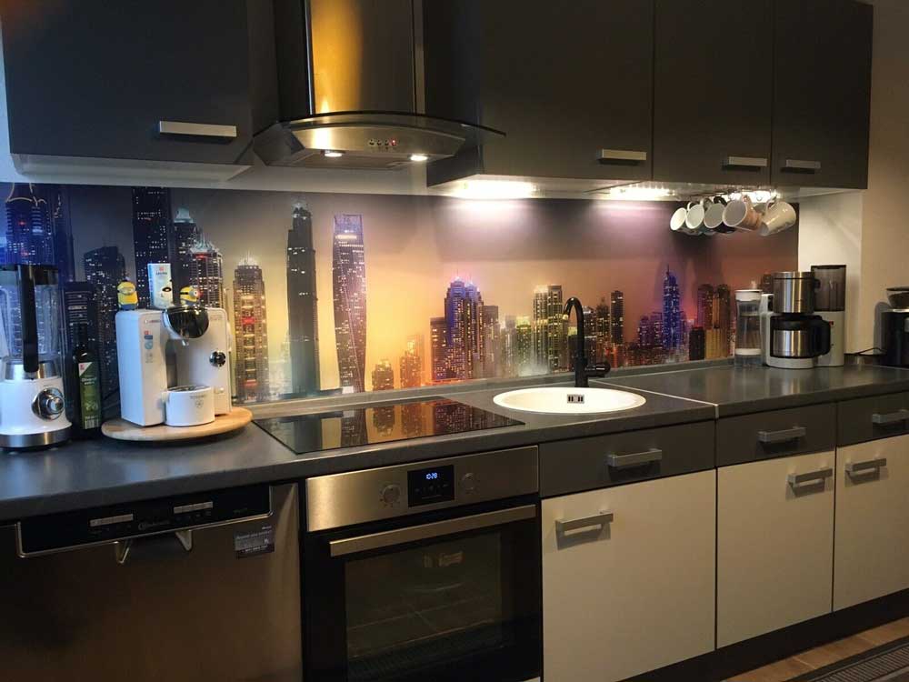 Kundenprojekt: Küchenrückwand Folie Skylines im Schimmer der Nacht