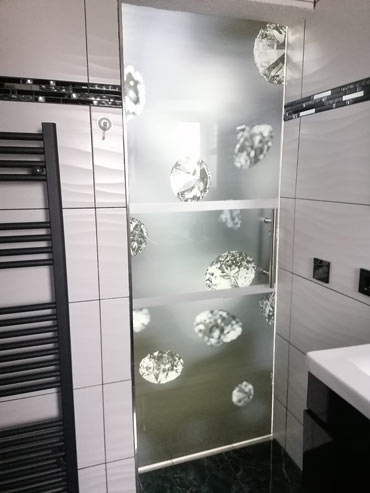 Nachher: Duschglas mit Sichtschutzfolie Dusche beklebt