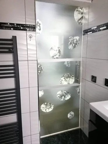 Nachher: Duschglas mit Sichtschutzfolie Dusche beklebt