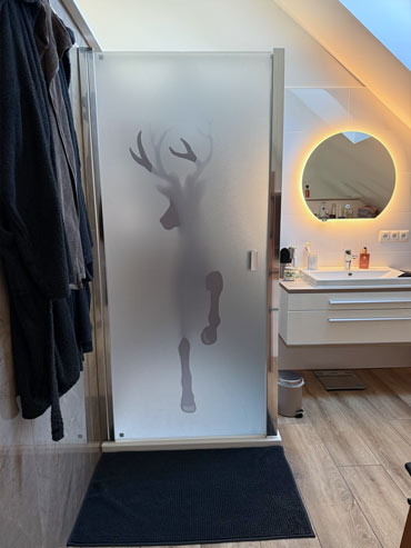 Kundenbild: Sichtschutzfolie Dusche Reh