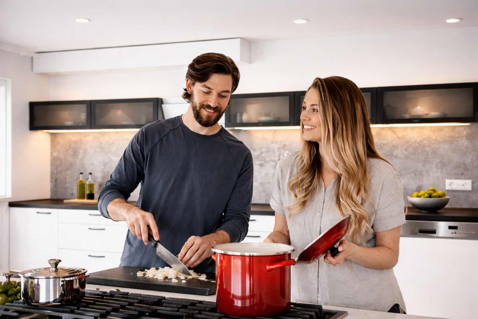 Moderne Küche mit Betonoptik Küchenrückwand als Spritzschutz hinter dem Kochfeld