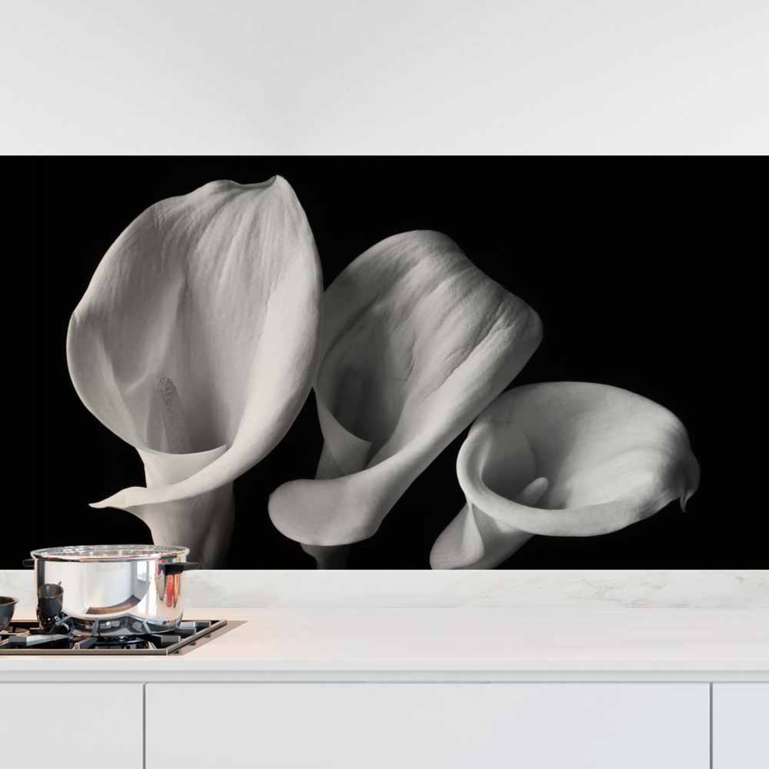 Küchenrückwand Folie monochrome Blumen - Stilvolle Calla-Lilien