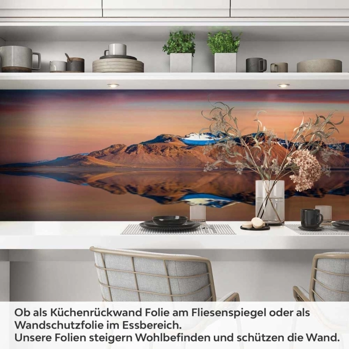 Küchenrückwand Folie Berg in perfekter Reflexion im Meer Artikelbild 1