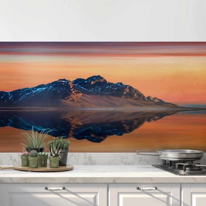 Küchenrückwand Folie Berg in perfekter Reflexion im Meer