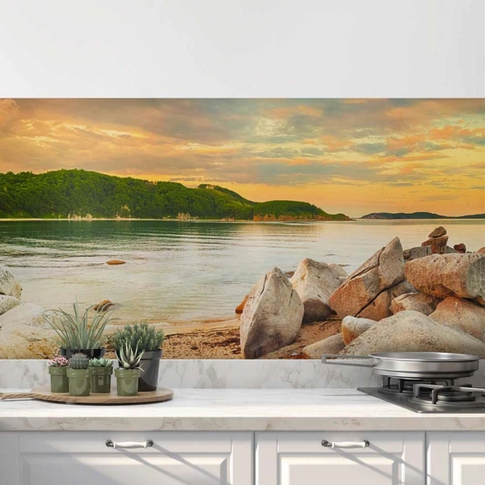 Küchenrückwand Folie felsige Küste & grüne Hügel am Meer