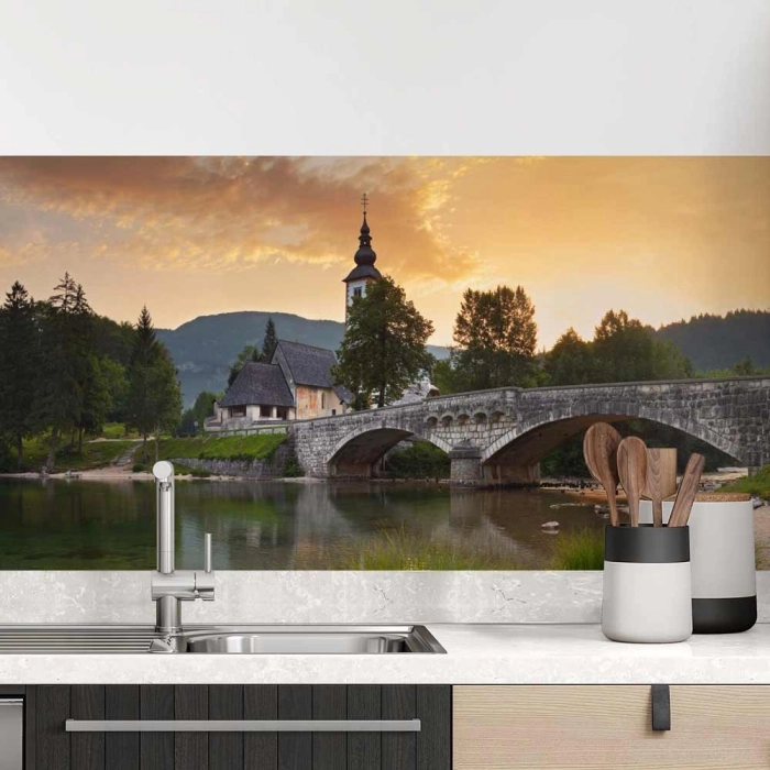 Küchenrückwand Folie Steinbrücke am See