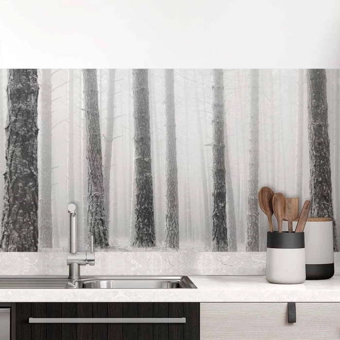 Küchenrückwand Folie Mystischer Wald - Baumstämme im Nebel