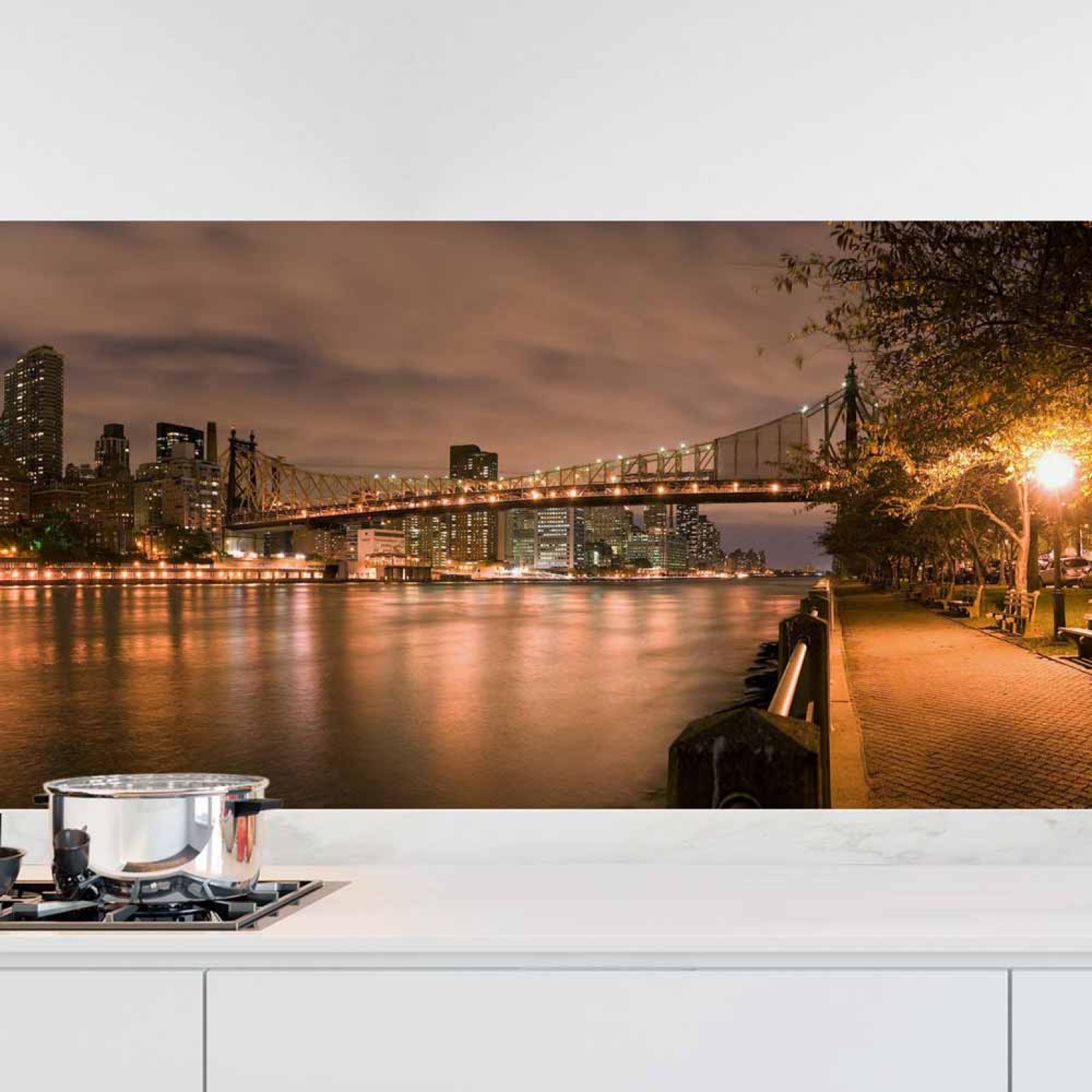 Küchenrückwand Folie New York Look - Glänzende Skyline am Wasser