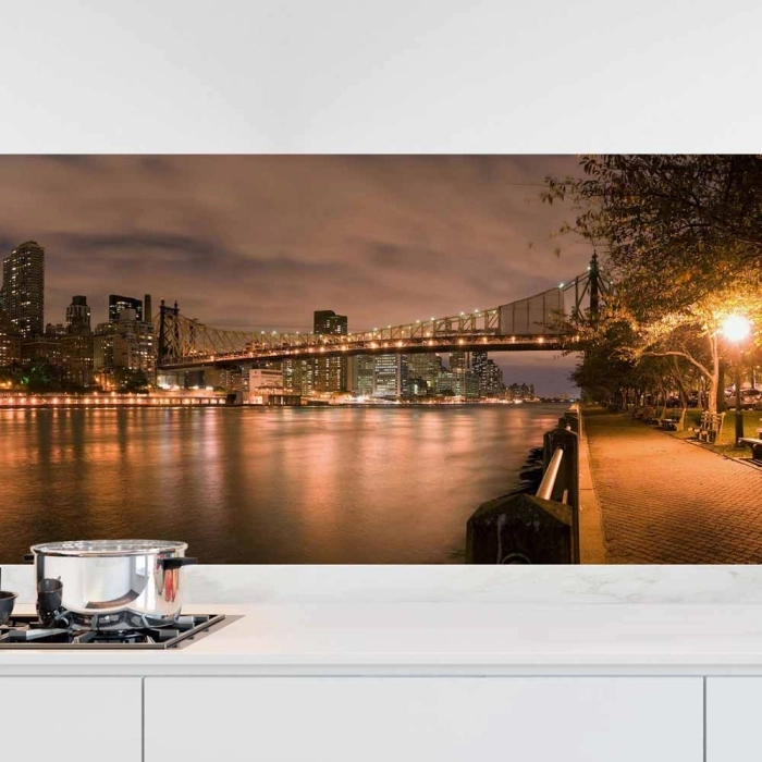 Küchenrückwand Folie New York Look - Glänzende Skyline am Wasser