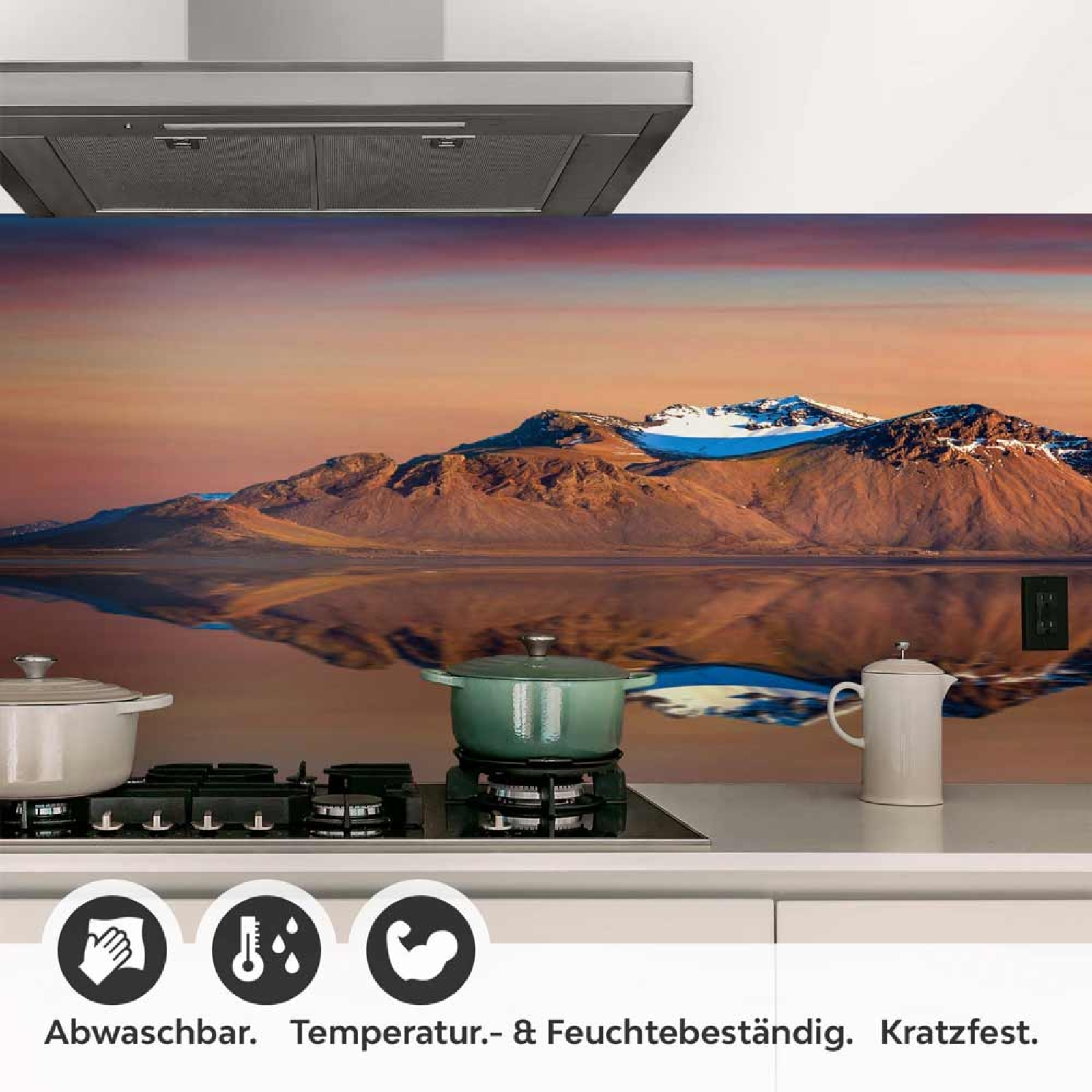 Küchenrückwand Folie Berg in perfekter Reflexion im Meer Detailbild 1