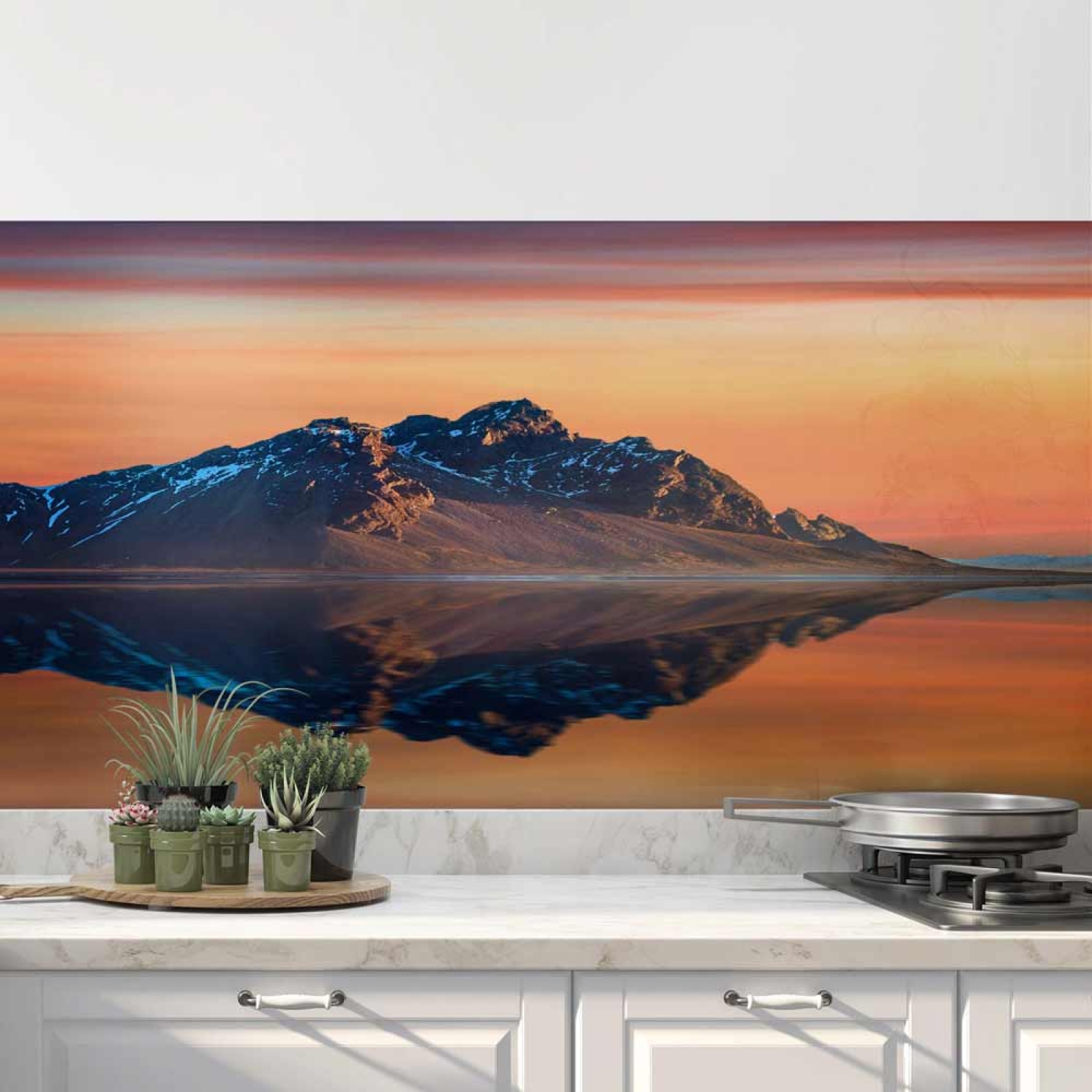 Küchenrückwand Folie Berg in perfekter Reflexion im Meer Hauptbild 1
